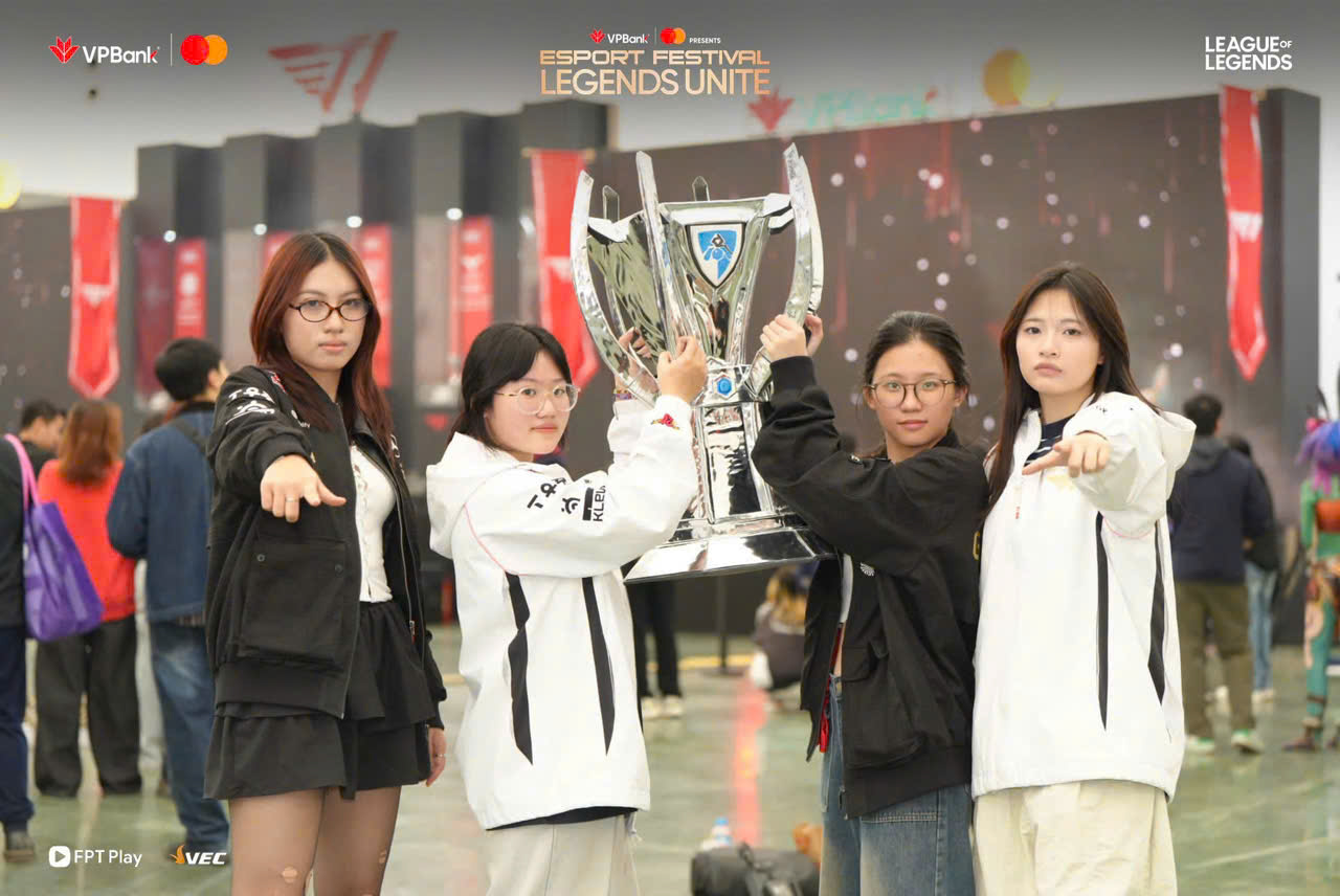 Các fandom mặc áo khoác của đội tuyển T1 và nâng cao chiếc cup do chính họ tự tay thiết kế