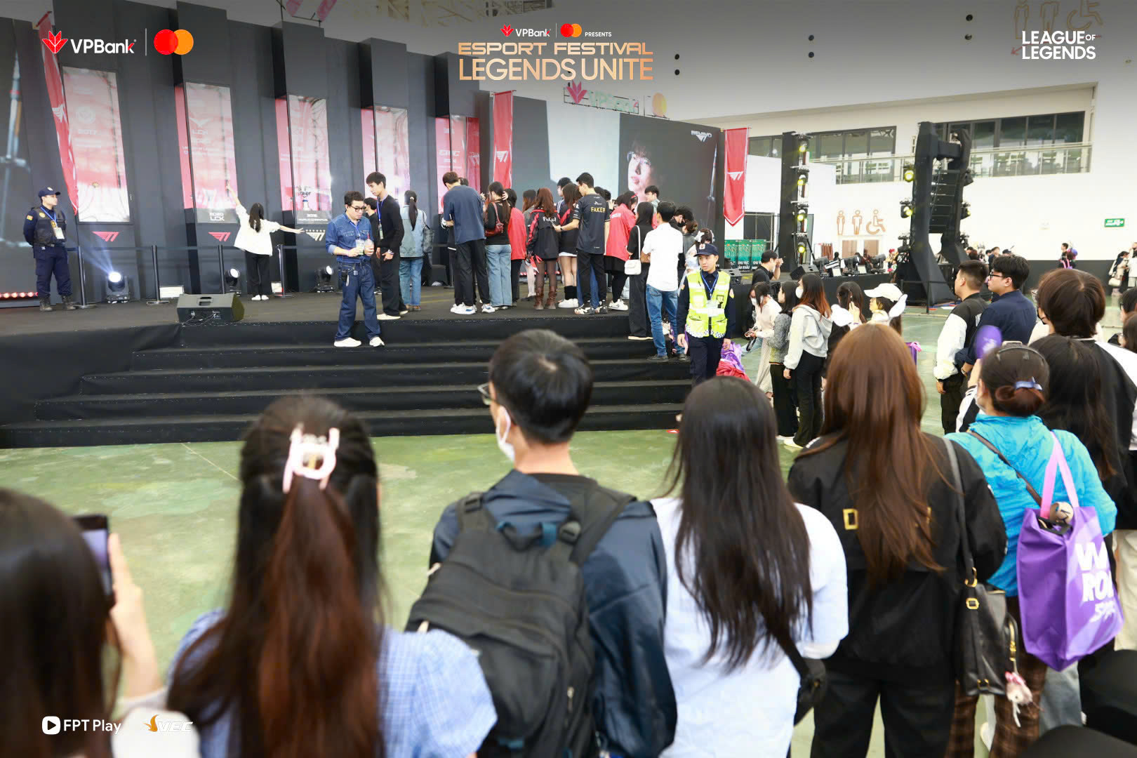 Hàng dài fan hâm mộ xếp hàng chiêm ngưỡng cup vô địch của T1