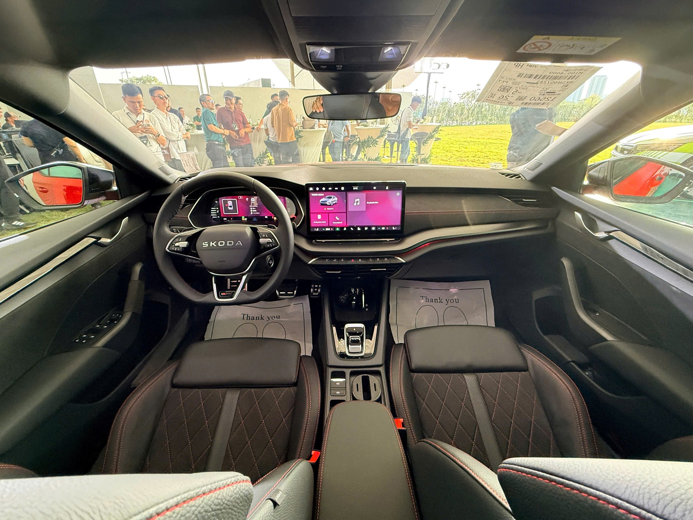 Xe được trang bị màn hình giải trí 13 inch, công nghệ hỗ trợ lái Travel Assist 2.5, HUD.