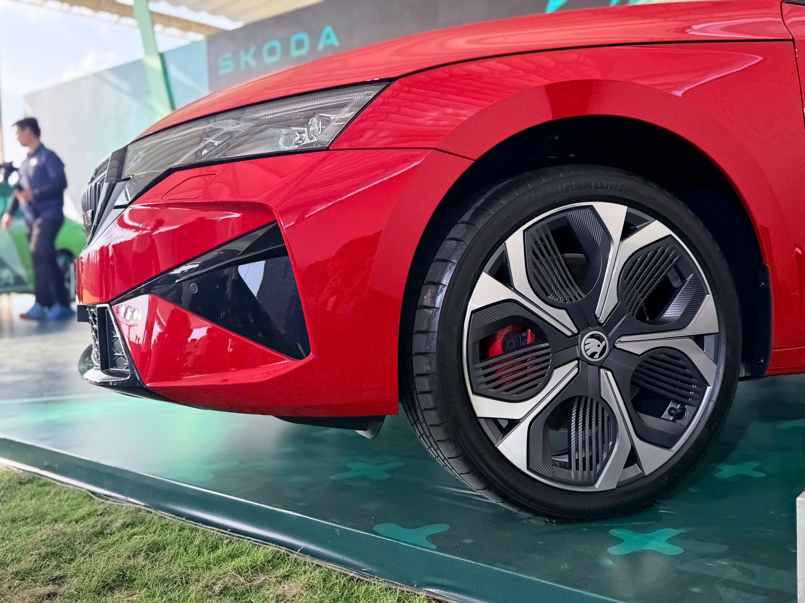 Xe được trang bị mâm đa chấu kích thước 19 inch.