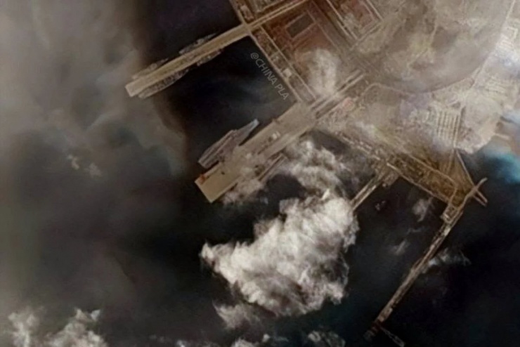 Ảnh vệ tinh cho thấy tàu sân bay Trung Quốc xuất hiện tại căn cứ hải quân ở Thanh Đảo.