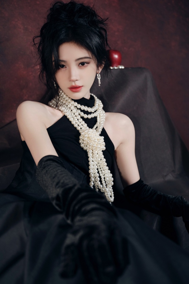 Cúc Tịnh Y tạo dáng.