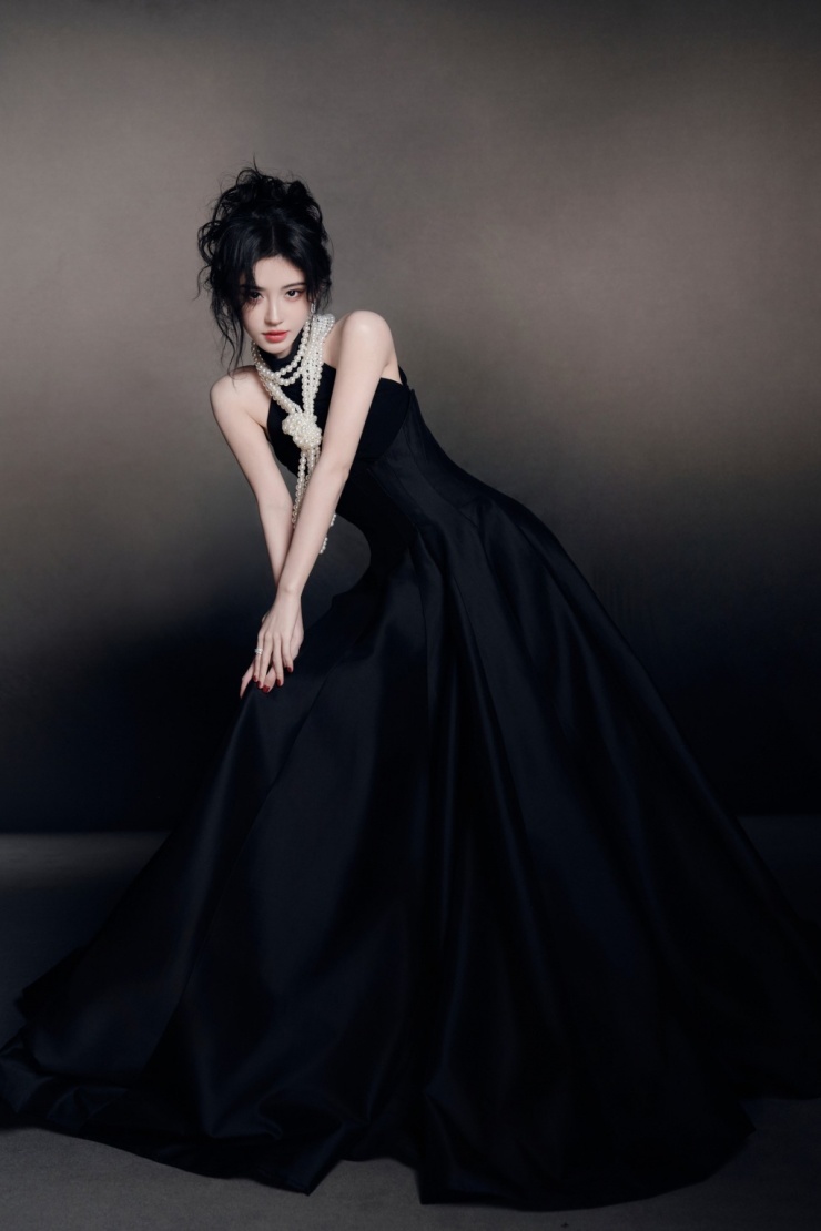 'Mỹ nữ 4.000 năm có một' khoe sắc cùng dàn sao - 2