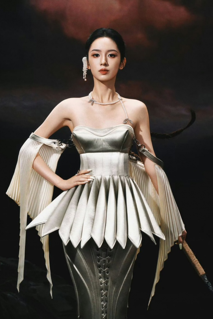 'Mỹ nữ 4.000 năm có một' khoe sắc cùng dàn sao - 6