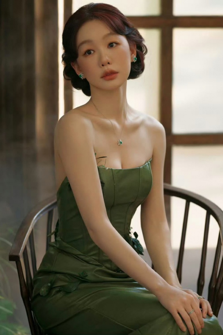 'Mỹ nữ 4.000 năm có một' khoe sắc cùng dàn sao - 8