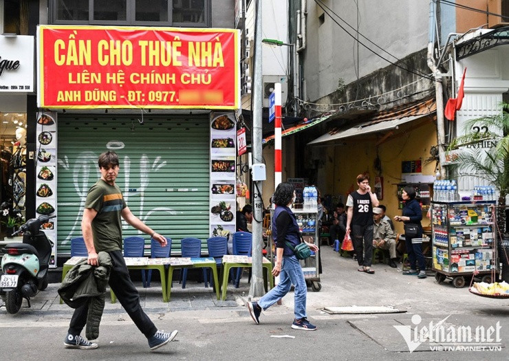 Nhiều hàng quán rời mặt phố tìm địa điểm giá rẻ hơn. Ảnh: Thạch Thảo