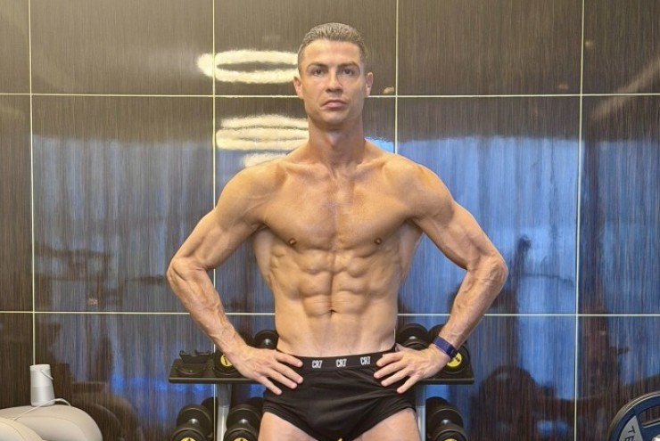 Cách Ronaldo giữ hình thể như tạc tượng ở tuổi 40