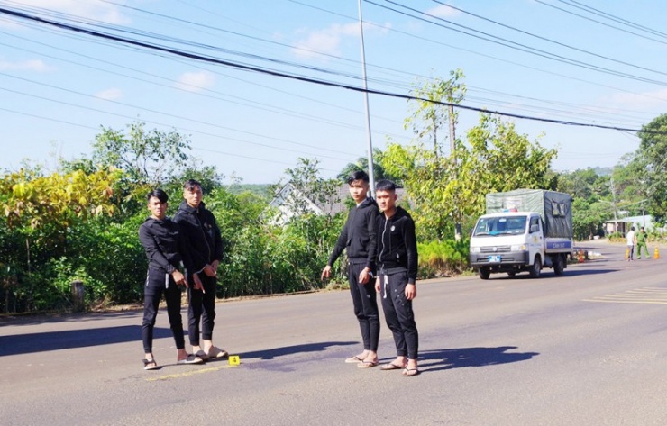 Các đối tượng thực nghiệm hiện trường. Ảnh: phòng Kỹ thuật hình sự, Công an tỉnh Gia Lai cung cấp