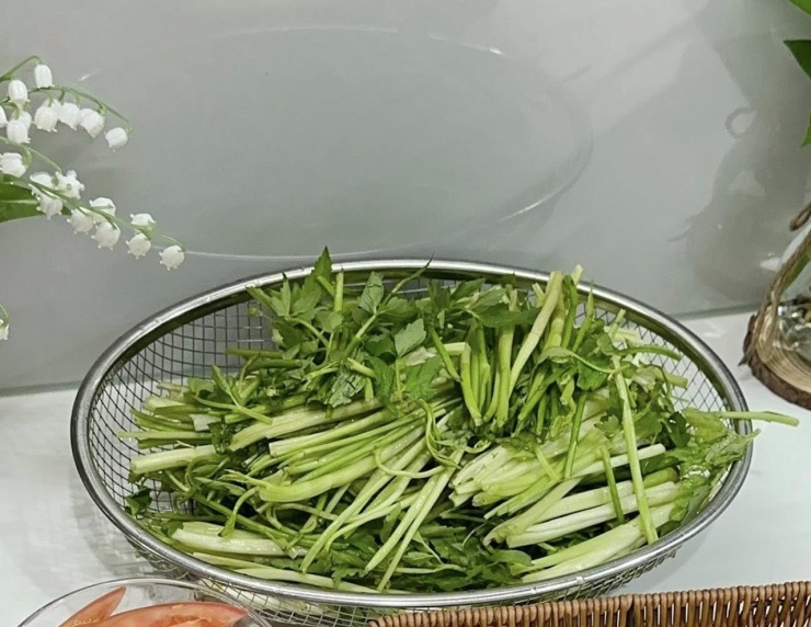 Rau cần - vị thuốc xanh trong gian bếp. Ảnh: Thu Hằng