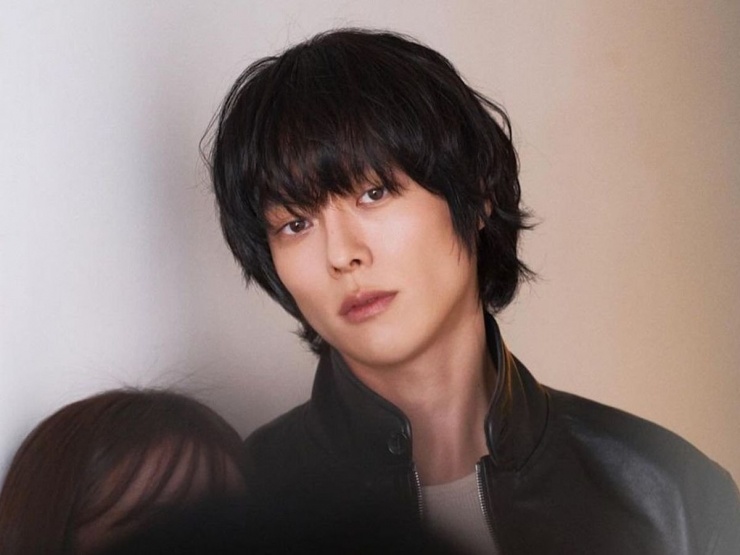 Trước Dynamite Kiss, The Atypical Family (JTBC, 2024) là dự án đánh dấu sự trở lại của Jang Ki Yong sau xuất ngũ. Bộ phim khai thác yếu tố siêu năng lực gắn với các vấn đề tâm lý, gia đình và tổn thương tinh thần. Trong vai nam chính, Jang Ki Yong được nhận xét có sự tiến bộ rõ rệt trong cách thể hiện cảm xúc.