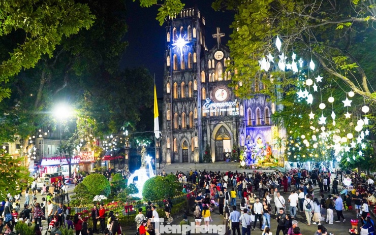 Biển người đổ về Nhà thờ Lớn đón Giáng sinh sớm - 1