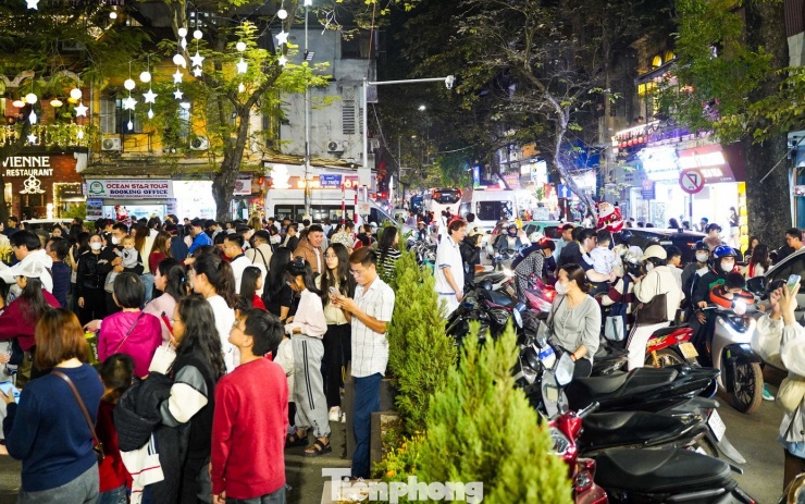 Biển người đổ về Nhà thờ Lớn đón Giáng sinh sớm - 4