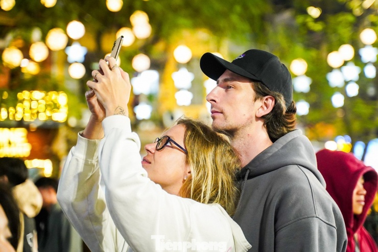 Biển người đổ về Nhà thờ Lớn đón Giáng sinh sớm - 8