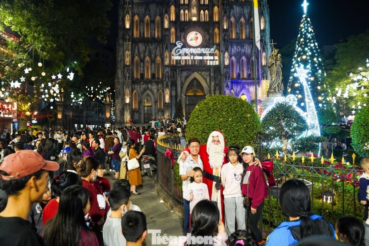 Biển người đổ về Nhà thờ Lớn đón Giáng sinh sớm - 9