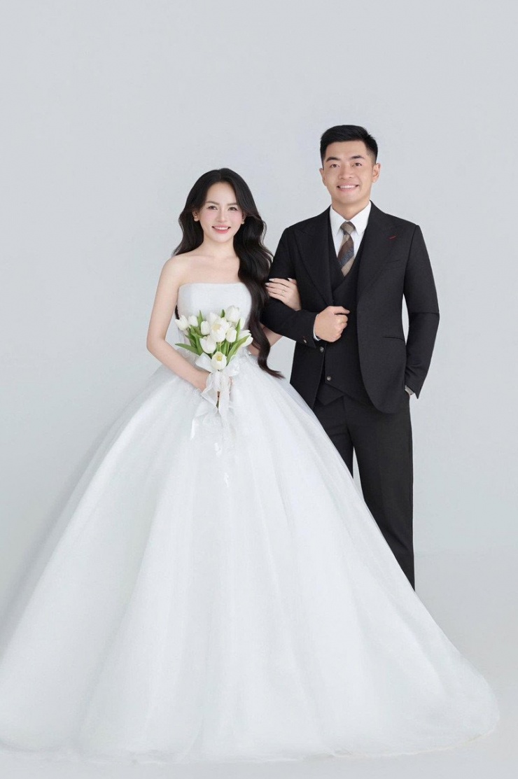 Đám cưới của Hương Giang và Ngọc Chung có 60 vị khách lạ đến dự 