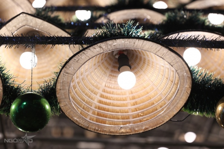 Ngắm 'tuyết' rơi và cây thông kết từ 3.000 nón lá ở Đồng Nai - 3