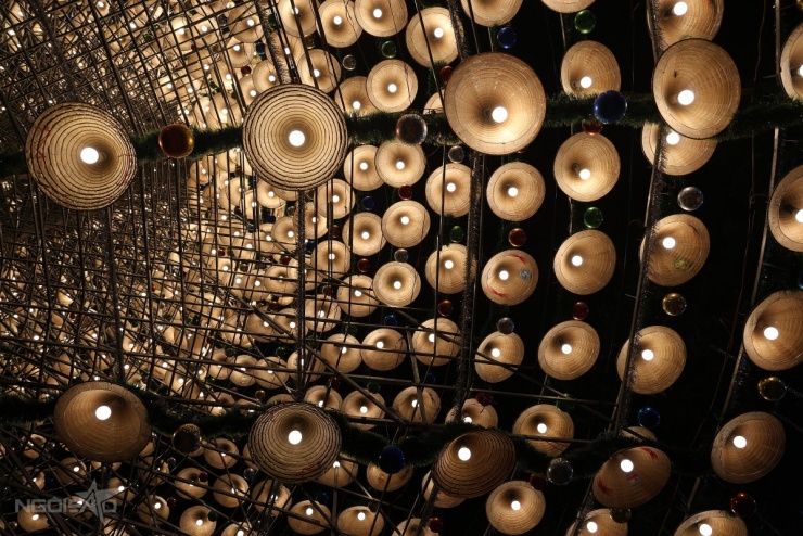 Ngắm 'tuyết' rơi và cây thông kết từ 3.000 nón lá ở Đồng Nai - 2