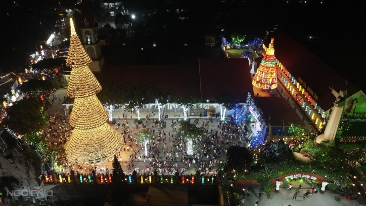 Ngắm 'tuyết' rơi và cây thông kết từ 3.000 nón lá ở Đồng Nai - 1