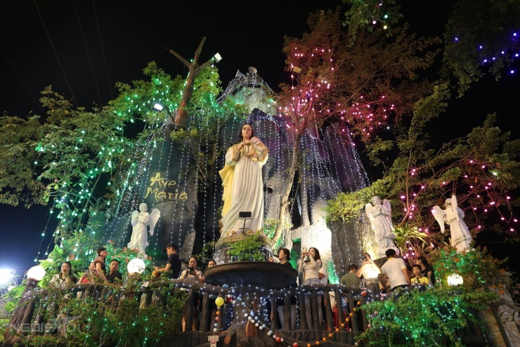 Ngắm 'tuyết' rơi và cây thông kết từ 3.000 nón lá ở Đồng Nai - 8