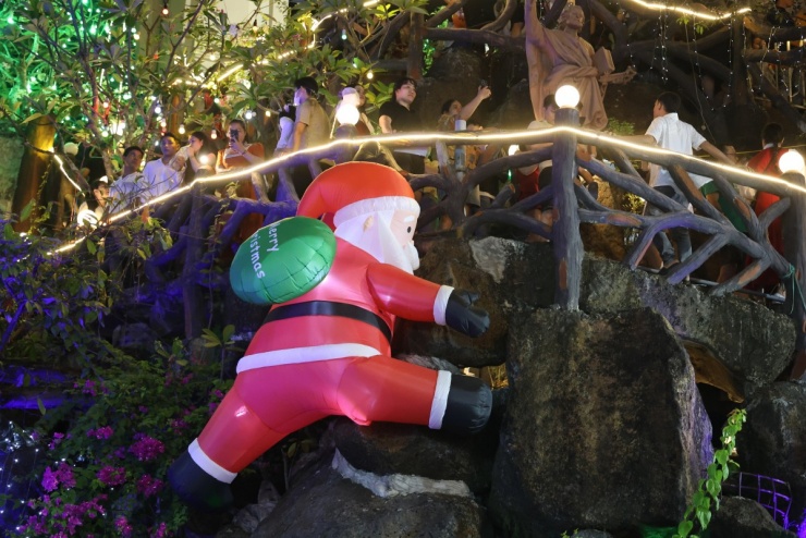 Ngắm 'tuyết' rơi và cây thông kết từ 3.000 nón lá ở Đồng Nai - 9