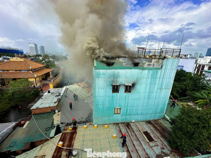Theo thông tin ban đầu, khoảng 8 giờ sáng ngày 22/12, vụ cháy bùng phát từ bên trong ngôi nhà và nhanh chóng lan lên các tầng phía trên, tạo thành cột khói đen dày đặc bao trùm khu vực lân cận. Ảnh: Duy Quốc