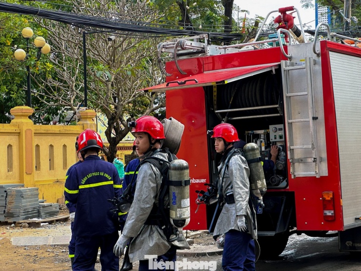 Ngay sau khi nhận được tin báo, các lực lượng chức năng cùng Cảnh sát Phòng cháy, chữa cháy đã nhanh chóng có mặt tại hiện trường, triển khai nhiều mũi tiếp cận để khống chế đám cháy, đồng thời tổ chức phân luồng giao thông, đảm bảo an toàn cho người dân khu vực xung quanh.