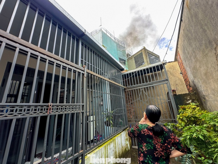 Theo người dân xung quanh, vụ cháy lớn xảy ra tại số nhà H02/09 đường Hà Thị Thân, nơi ngôi nhà được sử dụng để kinh doanh. Ngọn lửa bùng phát mạnh, khói đen bốc cao khiến nhiều hộ dân lân cận hoảng loạn.