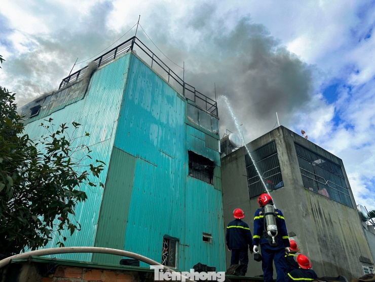 Nhiều xe chữa cháy cùng hàng chục cán bộ, chiến sĩ được huy động để dập lửa và ngăn không cho đám cháy lan sang các hộ dân lân cận.