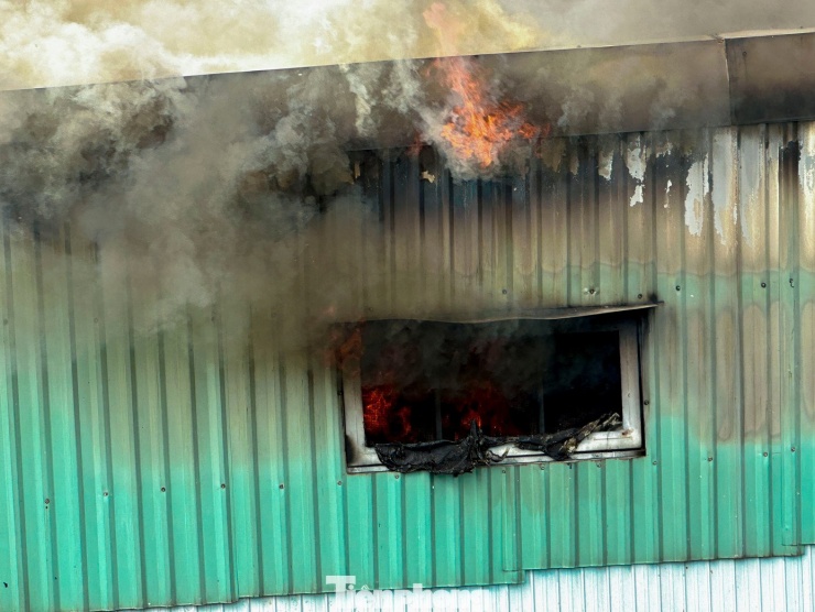 Ngọn lửa bùng phát dữ dội bên trong ngôi nhà.