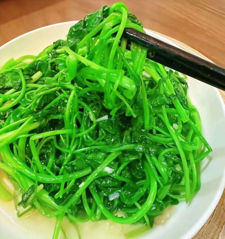 Hàm lượng vitamin C và chất xơ dồi dào trong loại rau này giúp bôi trơn đường ruột, giảm táo bón và làm mát cơ thể.