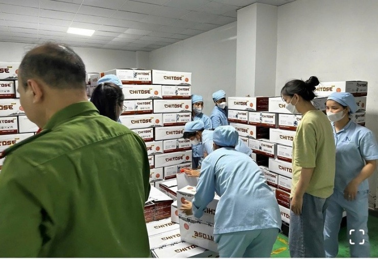 Lực lượng chức năng kiểm tra kho hàng của Công ty Z Holding.