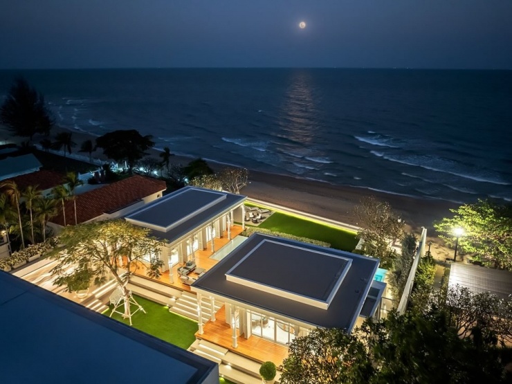 Căn biệt thự có tên Baan ChanTemDuang tạo ấn tượng với thiết kế tông trắng chủ đạo, hướng thẳng ra biển, có hồ bơi riêng.