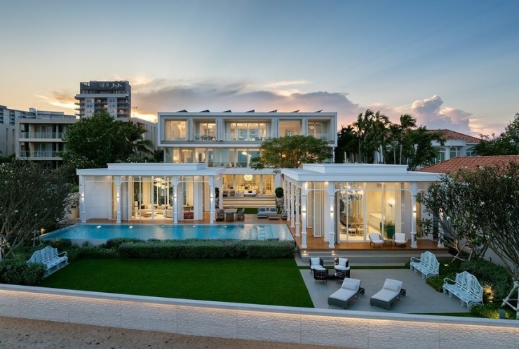 Bên cạnh dinh thự rộng hơn 2.000 m² tại khu Sukhumvit (Bangkok), Chủ tịch Liên đoàn Bóng đá Thái Lan Madam Pang còn có biệt thự nghỉ dưỡng ven biển tọa lạc ở Cha - am, Phetchaburi, nơi được bà chọn làm chốn lui về thư giãn cùng gia đình.