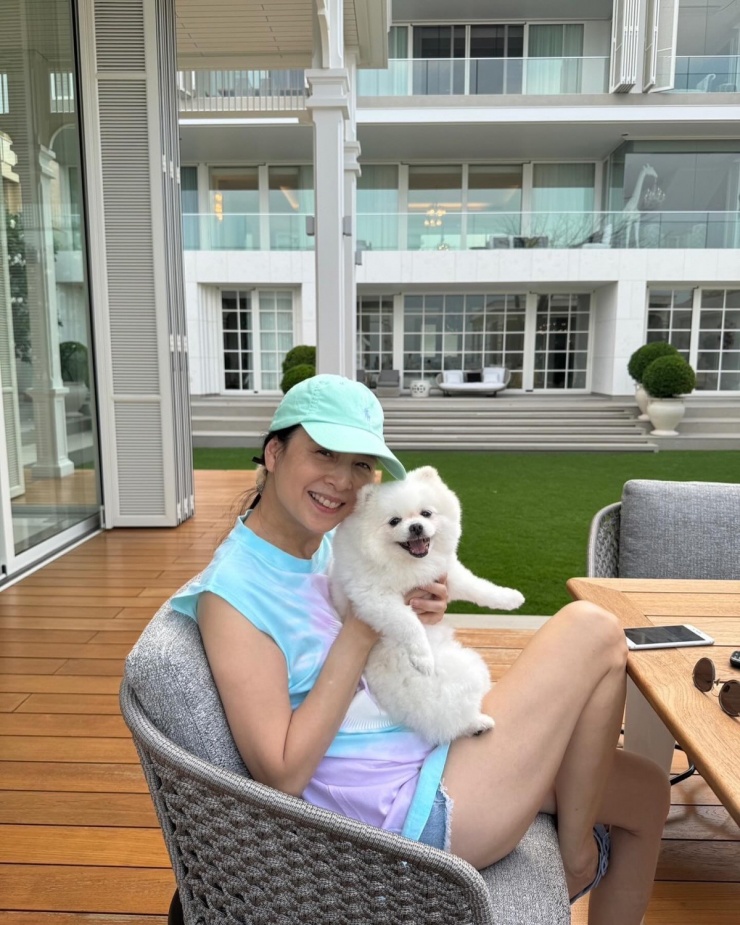 Trên Instagram, nữ tài phiệt thường xuyên đăng tải những khoảnh khắc đời thường tại căn biệt thự nghỉ dưỡng.