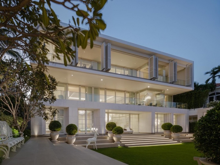 Dù không công bố giá trị chính thức, nhiều người cho rằng biệt thự ven biển của Madam Pang là một trong những bất động sản có đầu tư lớn, không thua kém các khu nghỉ dưỡng cao cấp