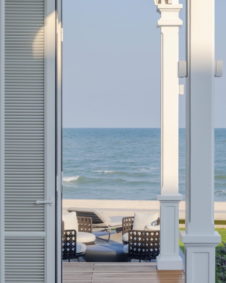 Hầu hết các không gian trong biệt thự đều có thể nhìn ra biển, tạo cảm giác thư thái, yên bình.