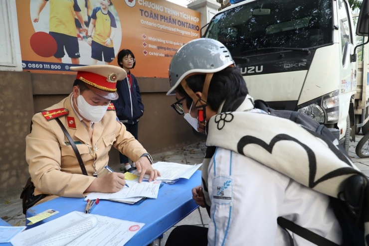 Cảnh sát giao thông kiểm tra, xử lý trường hợp học sinh vi phạm trật tự an toàn giao thông.