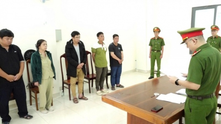 Trong số 5 bị can bị khởi tố, chỉ có bà Hoàng Thu Hồng (thứ hai từ trái sang) được tại ngoại, còn lại 4 bị can đã bị bắt tạm giam.