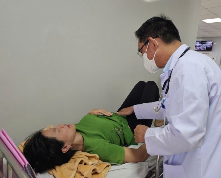 Một trong số nhiều bệnh nhân nghi ngộ độc thực phẩm điều trị tại Bệnh viện Đa khoa Bà Rịa. Ảnh: Q.H