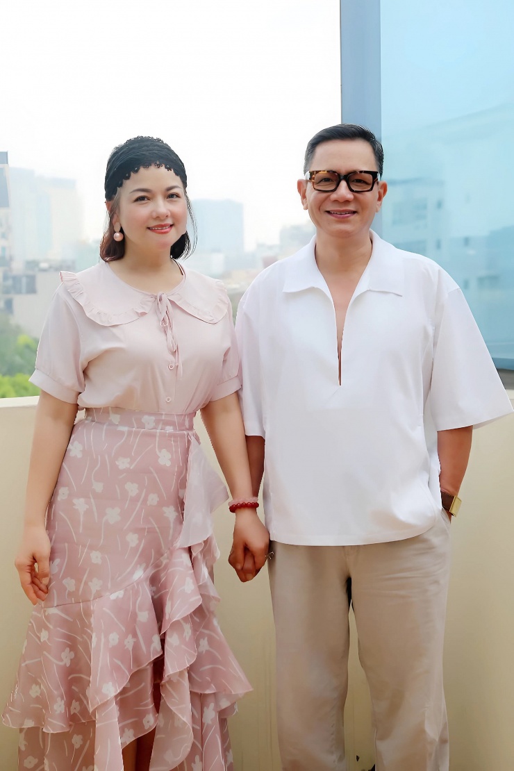 Ngoài đời NSND Thu Quế có cuộc hôn nhân kín tiếng với NSƯT Phạm Cường - nguyên Giám đốc Điện ảnh Quân đội.&nbsp;