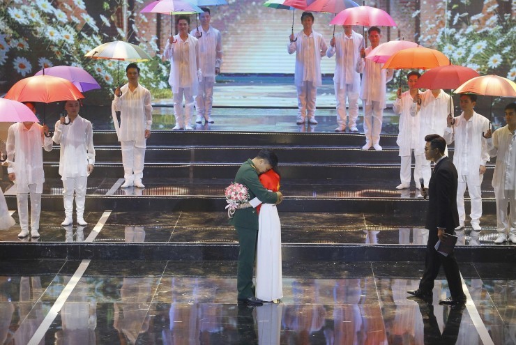 Trung úy bật khóc khi gặp lại bạn gái trên sóng trực tiếp