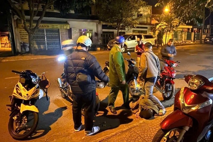 Công an bắt giữ Võ Phi Hải tại khu vực đường Y Ngông. Ảnh: SĐ