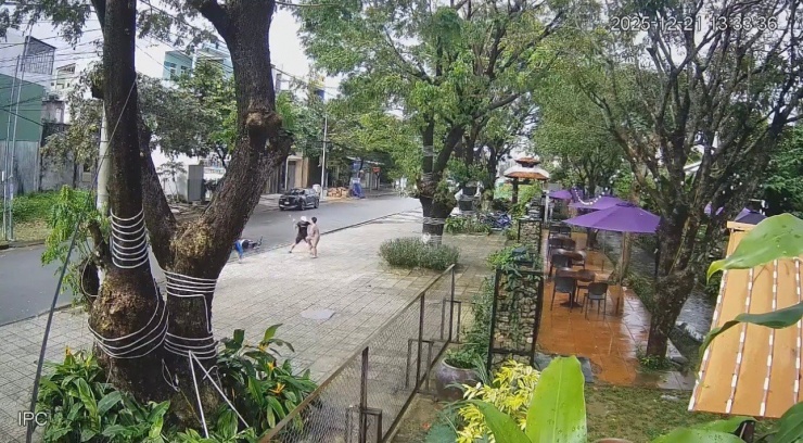 Người đàn ông lái xe máy, chặn đường sau đó dùng vật như cây đánh liên tiếp vào người 3 bé trai đang đi trên một xe điện.