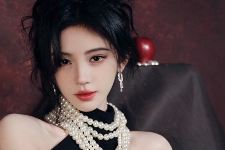 'Mỹ nữ 4.000 năm có một' khoe sắc cùng dàn sao