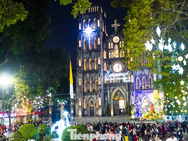 Biển người đổ về Nhà thờ Lớn đón Giáng sinh sớm