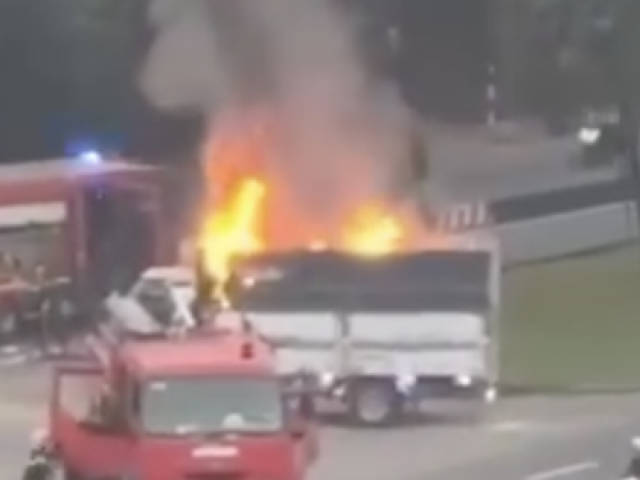 Thùng xe bốc cháy, tài xế xe tải chạy thẳng đến trụ sở cảnh sát nhờ giúp đỡ