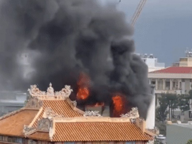 Cháy dữ dội tại nhà cao tầng ở Đà Nẵng