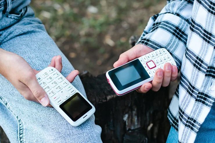 Khi người trẻ vứt bỏ iPhone để quay về thời "đồ đá" với Dumb Phone