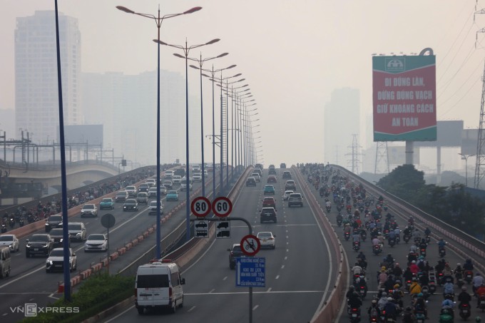 TP HCM mù mịt sương, sáng 17/12. Ảnh: Quỳnh Trần