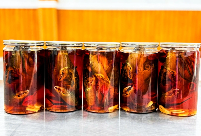 Cua biển Cà Mau ngâm nước mắm nhĩ được đóng nắp cẩn thận trước khi bán cho người tiêu dùng